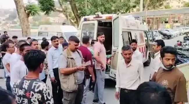 उत्तराखंड में जंगल की आग बुझाने गए चार वनकर्मियों की झुलसकर मौत, चार अन्य घायल